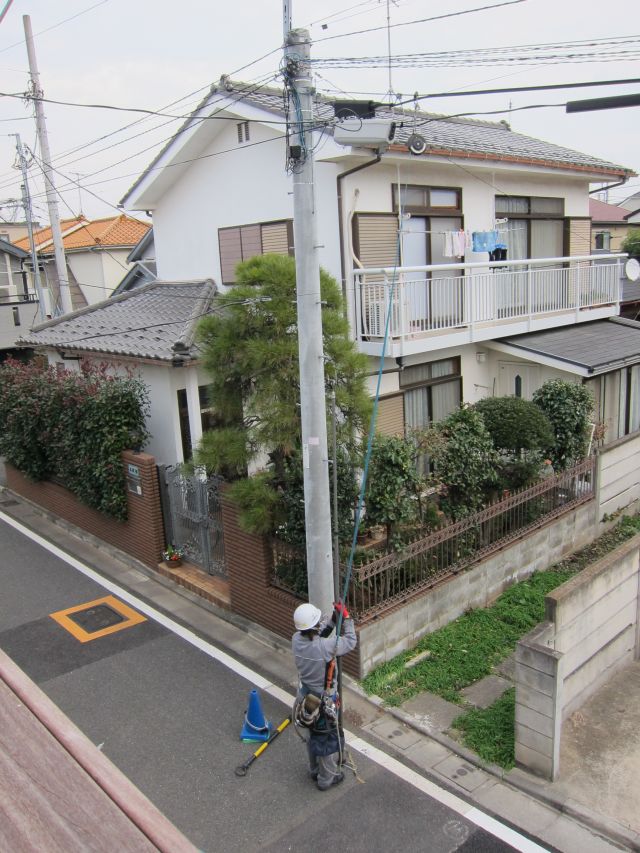 installing the cable on the electricity pole